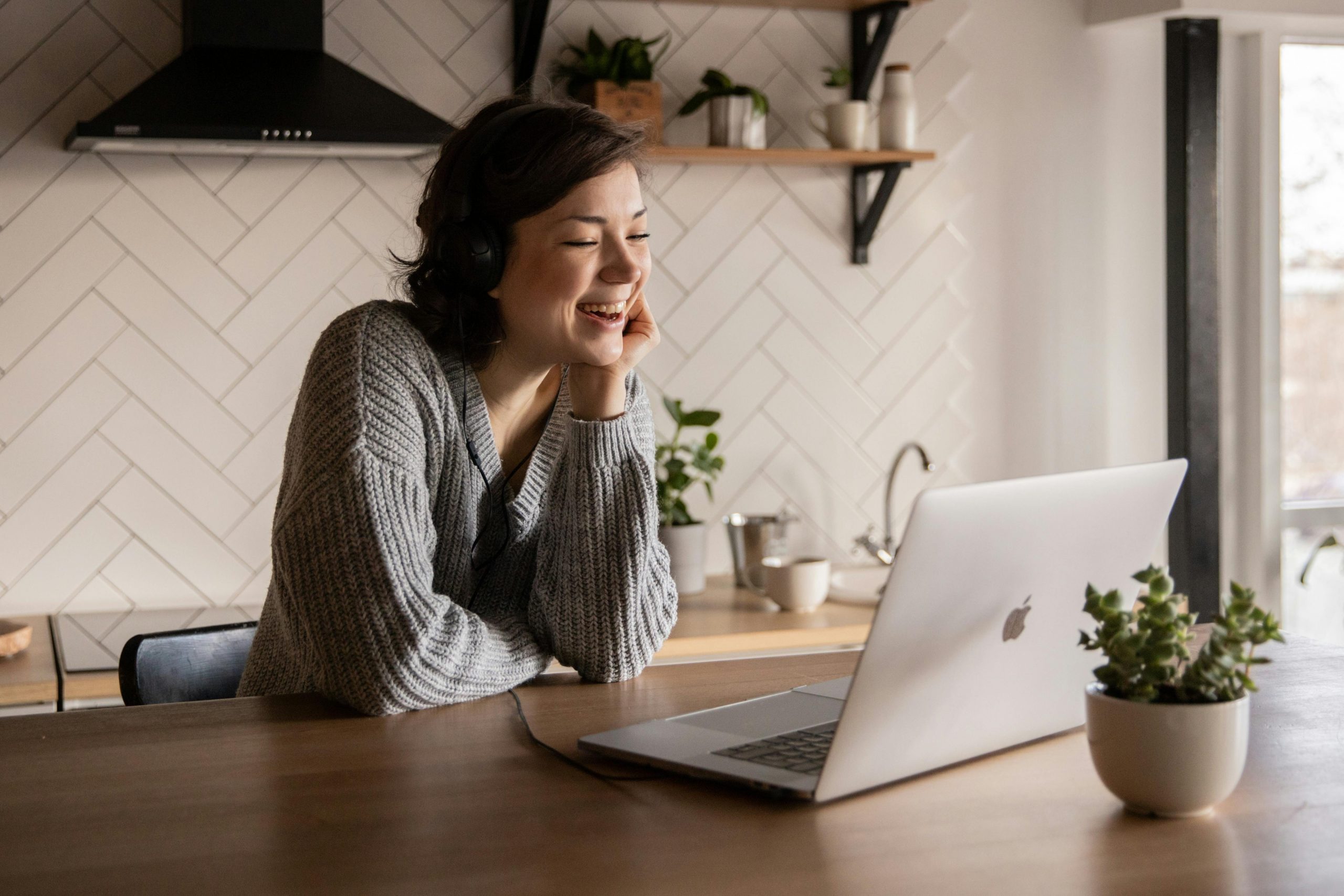 Real-life English courses for authentic interactions 